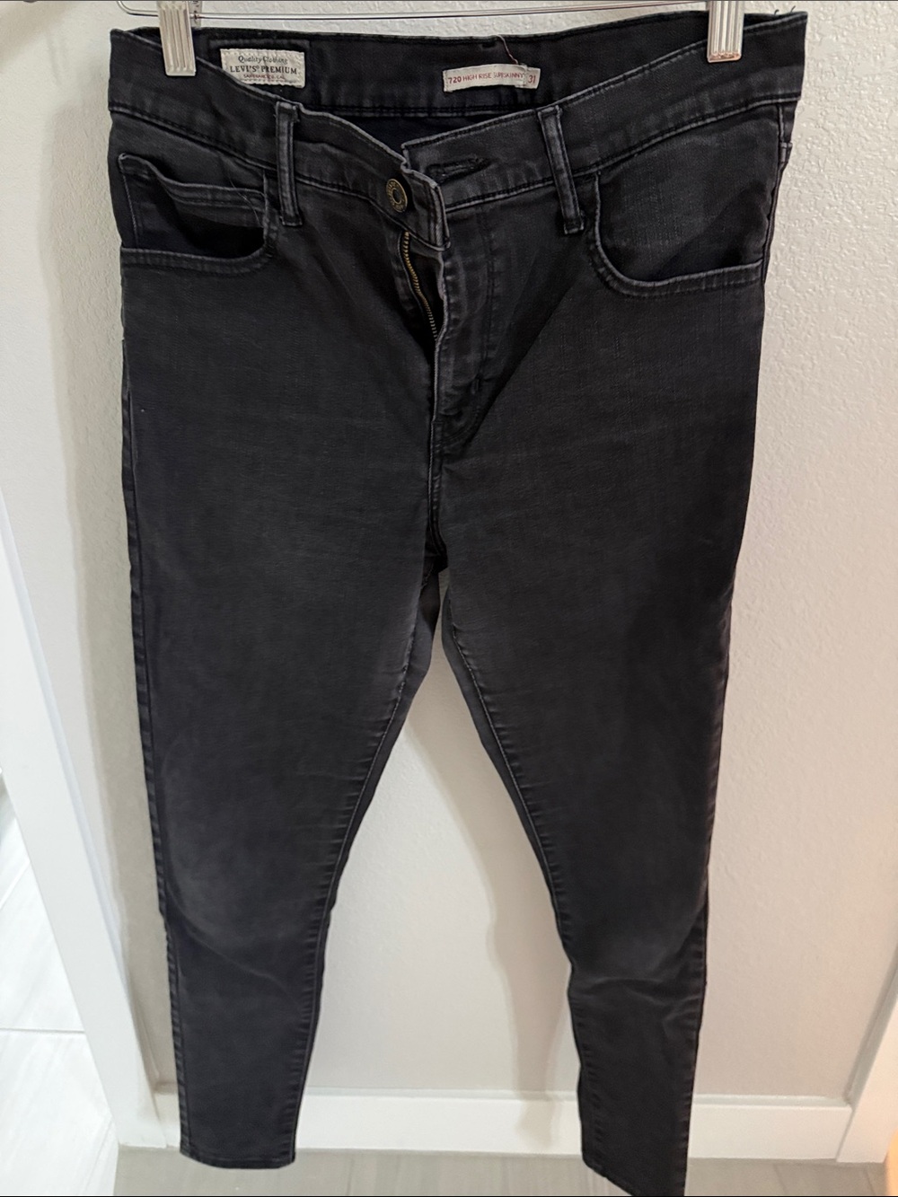 Levi's Women's Skinny Jeans in Charcoal Black